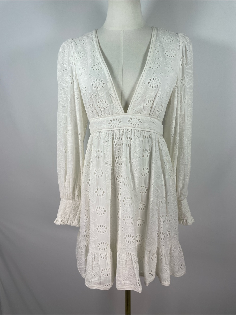 Alice + Olivia Marita Smocked Eyelet Mini Dress Size 2 Off White Bridal V-Neck